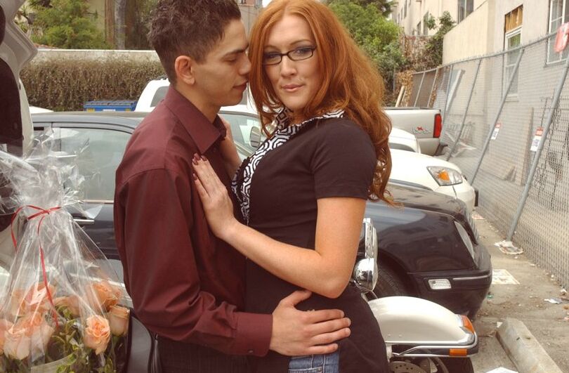 16P Hermosa MILF con enormes tetas encuentra una erección joven para su coño