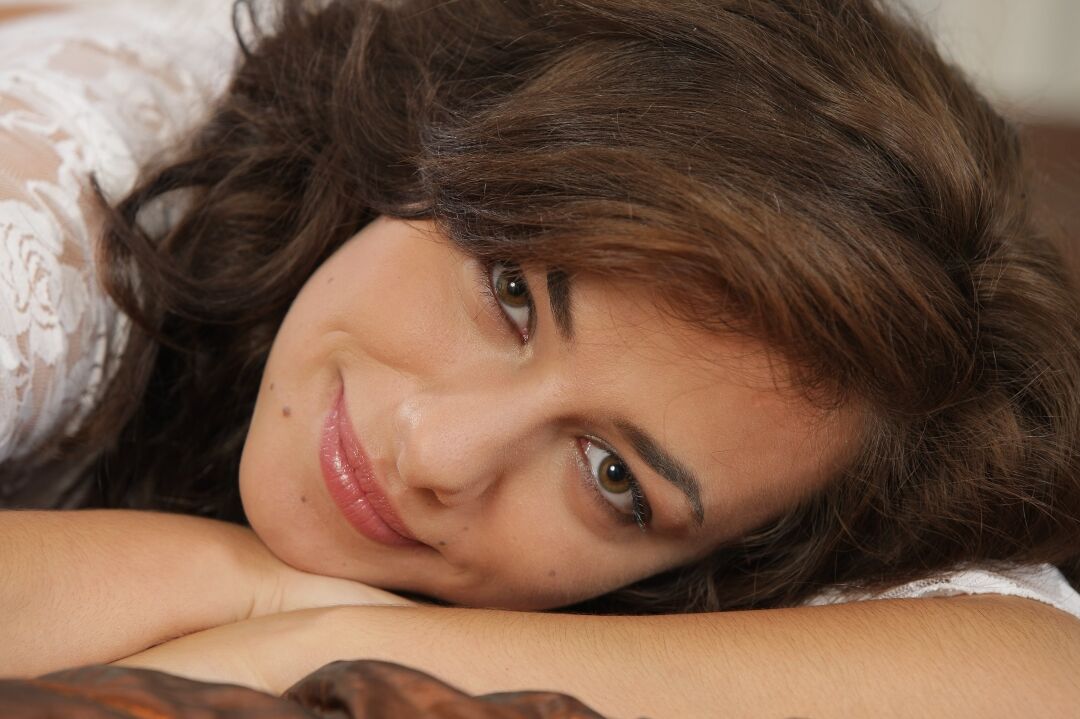 21P La sucia estrella porno Hanna Sweet muestra su bonito culo y se mete los dedos en el chocho en solitario