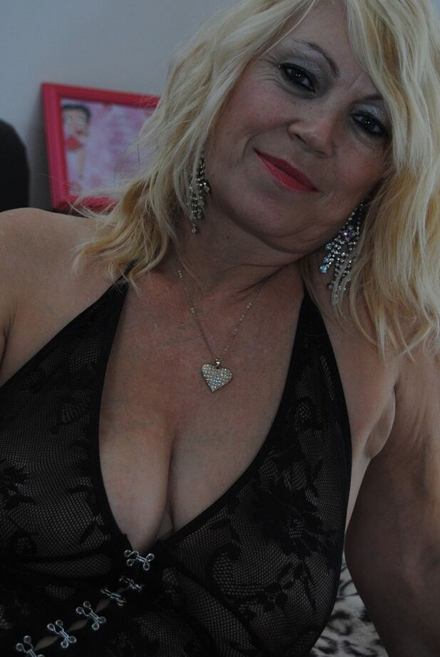 20P Loira madura sexy deixa seus seios naturais escaparem da meia corporal