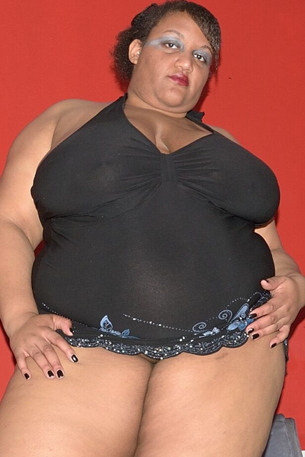 20P Obese amateur Curvy Bunny B holds her huge tits while showing her shaved pussy
