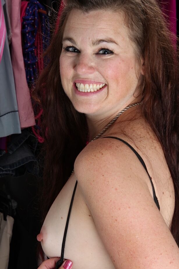16P Alixx Smith madura e gordurosa sexualmente faminta espalhando bunda enorme