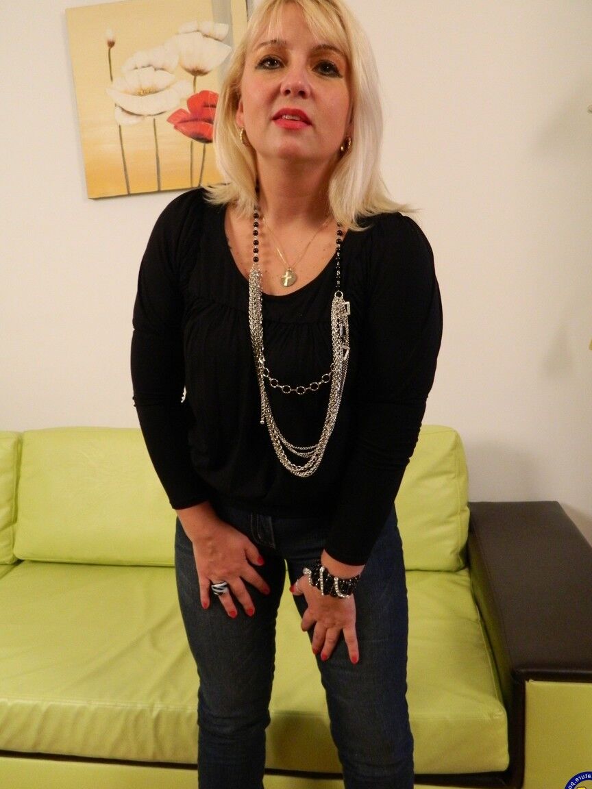 21P Blonde Frau mit großen Titten Maryanne spielt in einem Solo mit ihrer saftigen Fotze