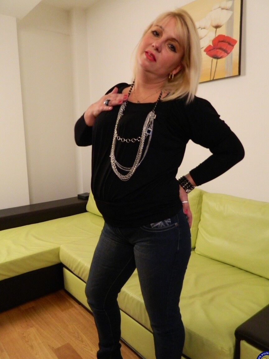 21P Blonde Frau mit großen Titten Maryanne spielt in einem Solo mit ihrer saftigen Fotze
