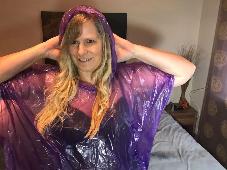 20P A amadora madura Sweet Susi levanta uma capa de chuva transparente para mostrar seu fragmento
