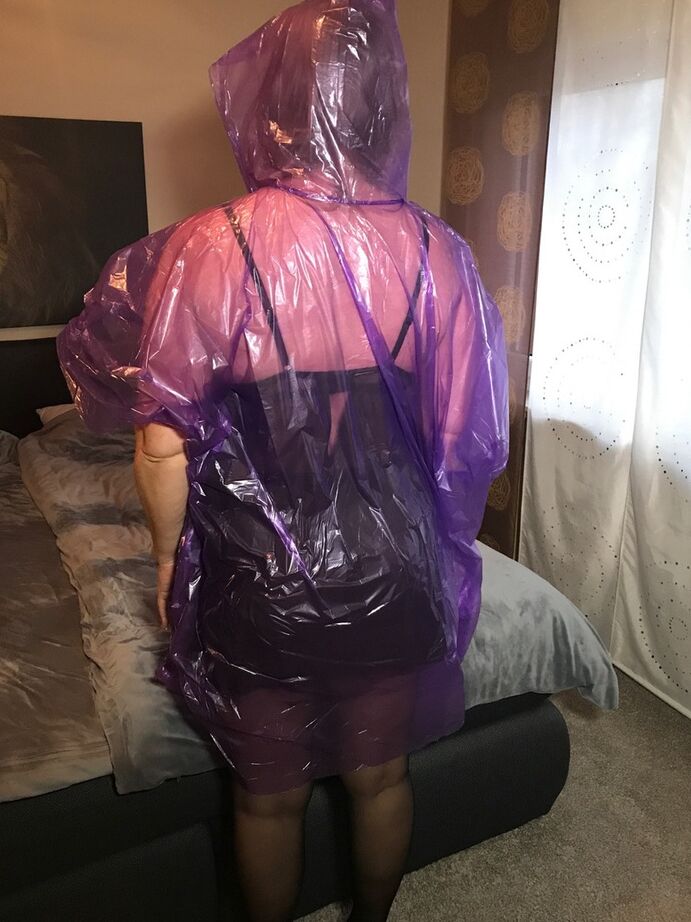 20P A amadora madura Sweet Susi levanta uma capa de chuva transparente para mostrar seu fragmento