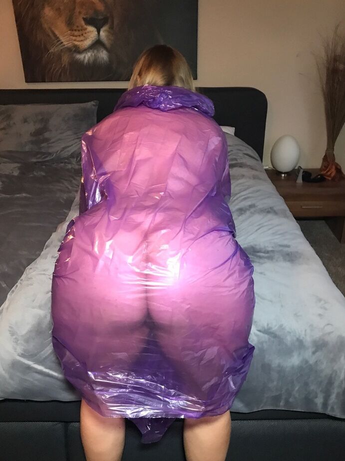 20P A amadora madura Sweet Susi levanta uma capa de chuva transparente para mostrar seu fragmento