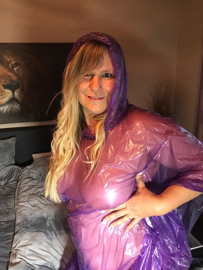 20P A amadora madura Sweet Susi levanta uma capa de chuva transparente para mostrar seu fragmento