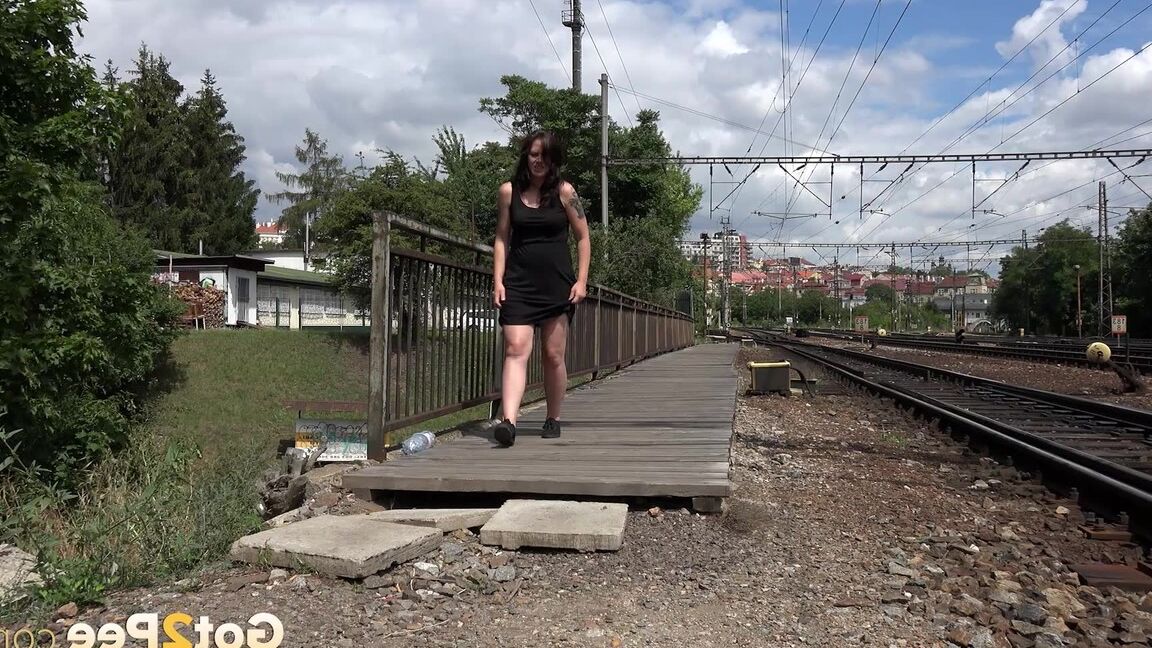 15P Толстая женщина Сэми приседает, чтобы пописать, в конце платформы вокзала