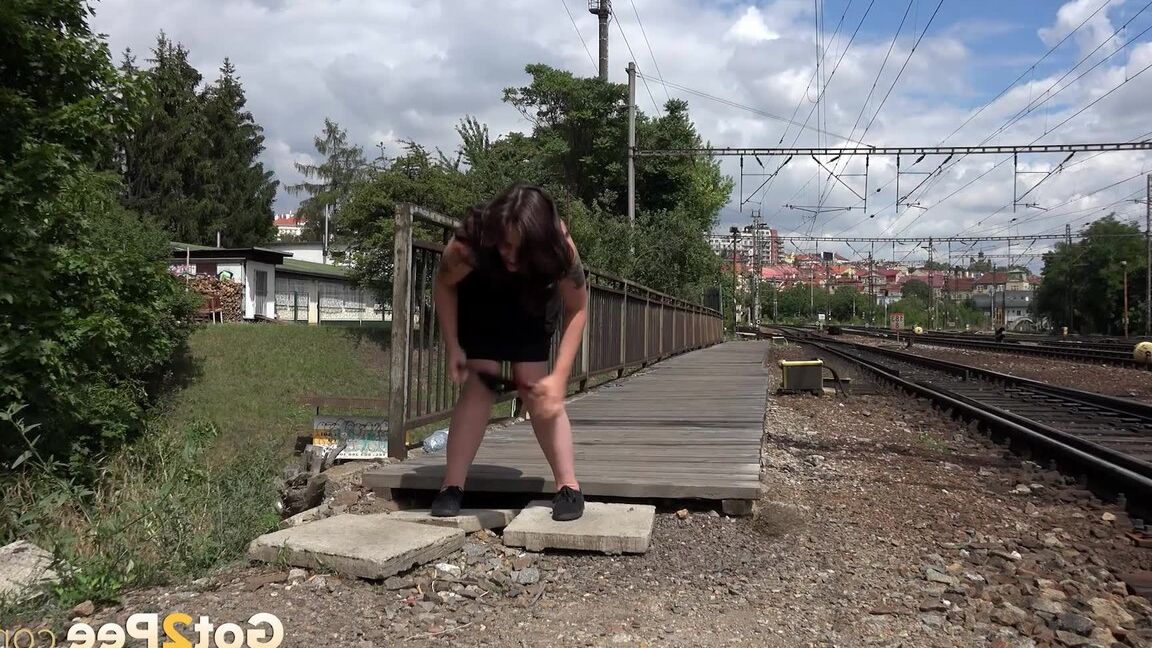 15P Толстая женщина Сэми приседает, чтобы пописать, в конце платформы вокзала
