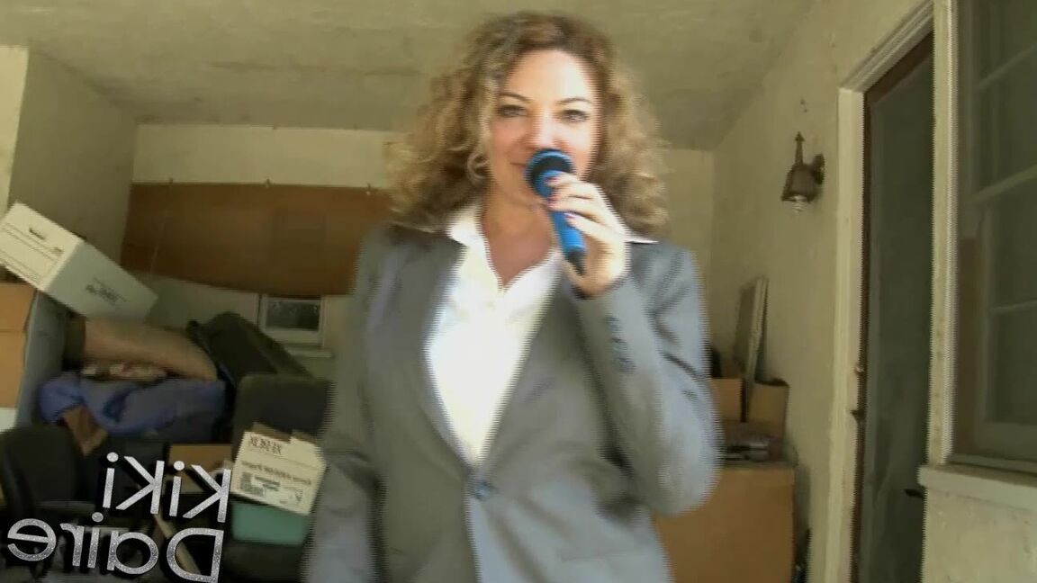 A repórter do 17P News, Kiki Daire, fica nua durante uma transmissão ao vivo