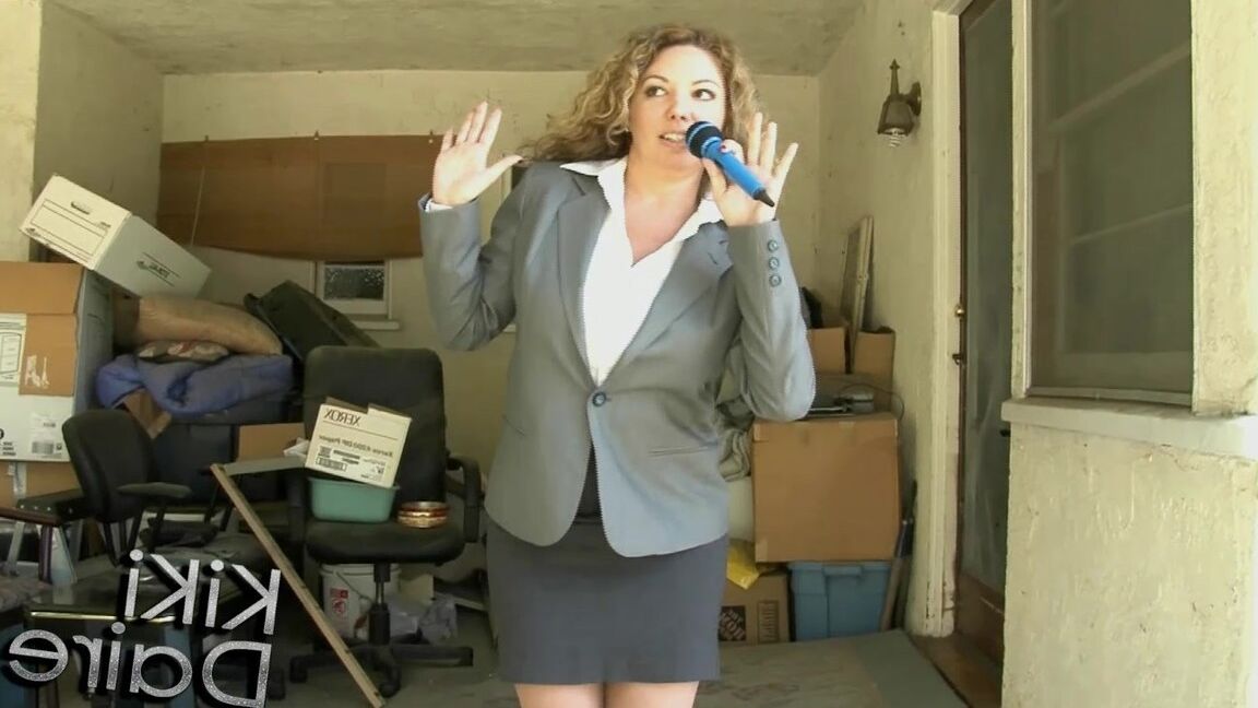 A repórter do 17P News, Kiki Daire, fica nua durante uma transmissão ao vivo