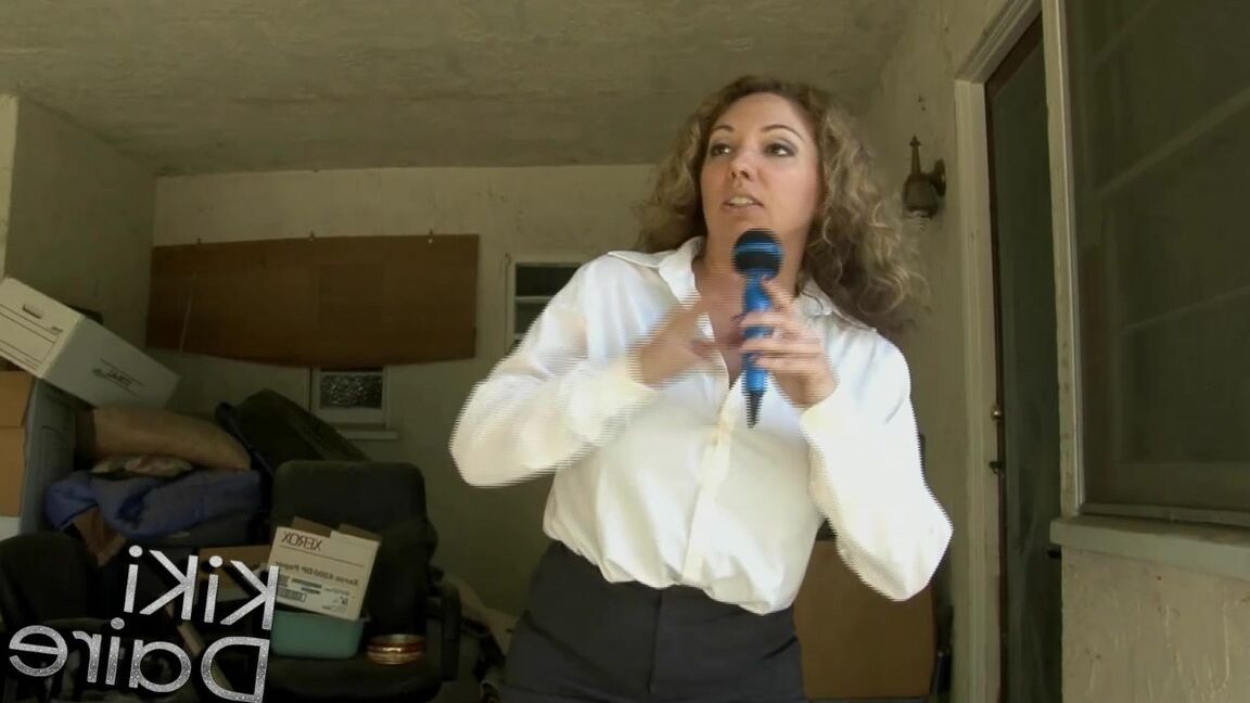 A repórter do 17P News, Kiki Daire, fica nua durante uma transmissão ao vivo