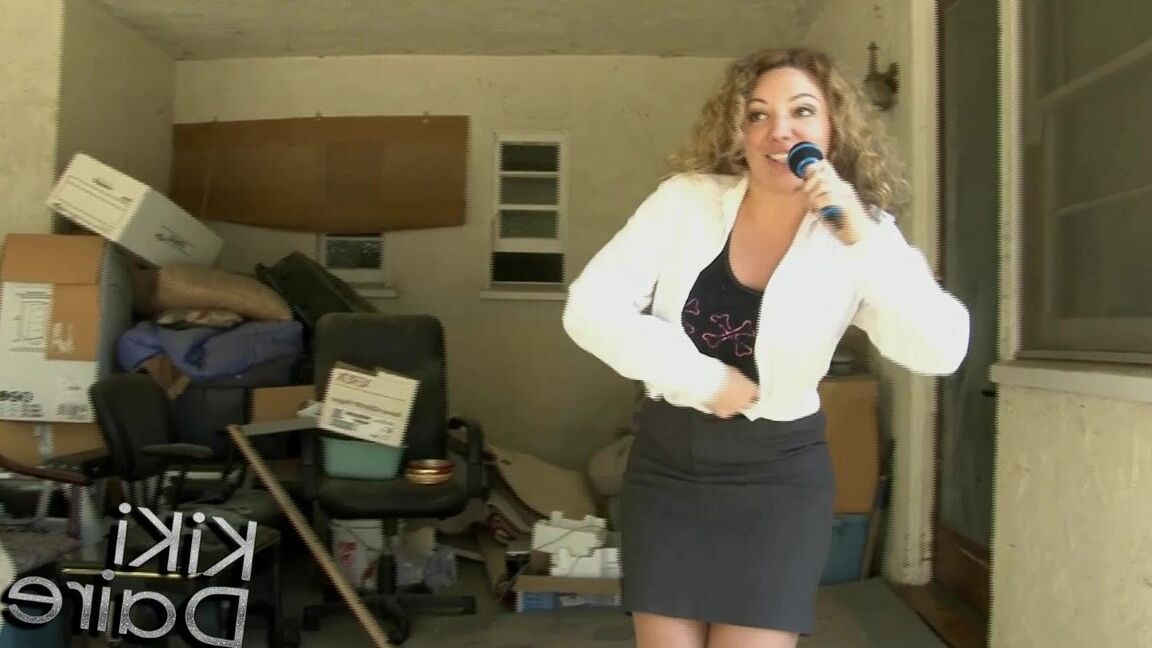 A repórter do 17P News, Kiki Daire, fica nua durante uma transmissão ao vivo