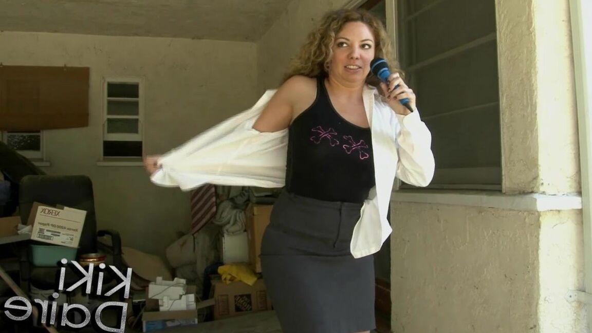 A repórter do 17P News, Kiki Daire, fica nua durante uma transmissão ao vivo