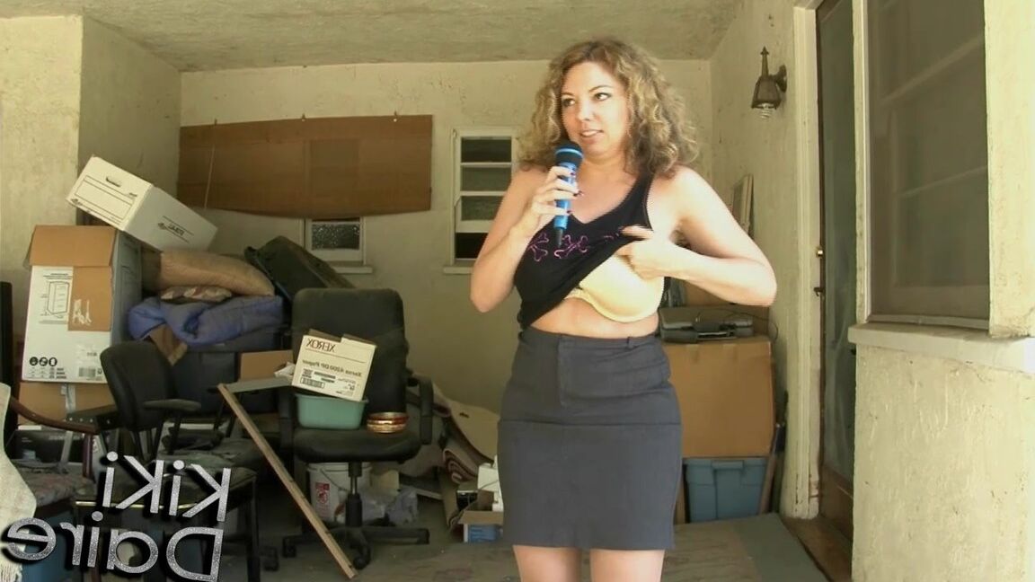 A repórter do 17P News, Kiki Daire, fica nua durante uma transmissão ao vivo