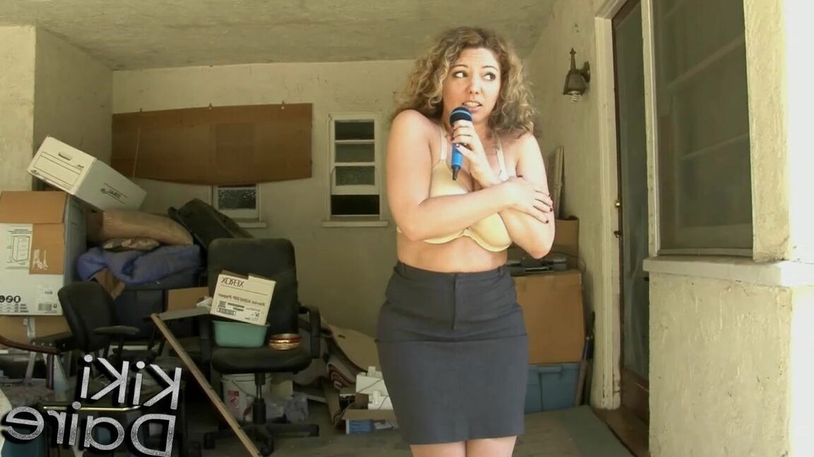 A repórter do 17P News, Kiki Daire, fica nua durante uma transmissão ao vivo