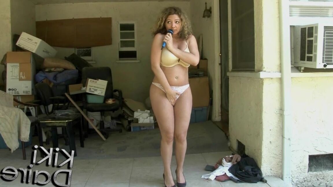 A repórter do 17P News, Kiki Daire, fica nua durante uma transmissão ao vivo