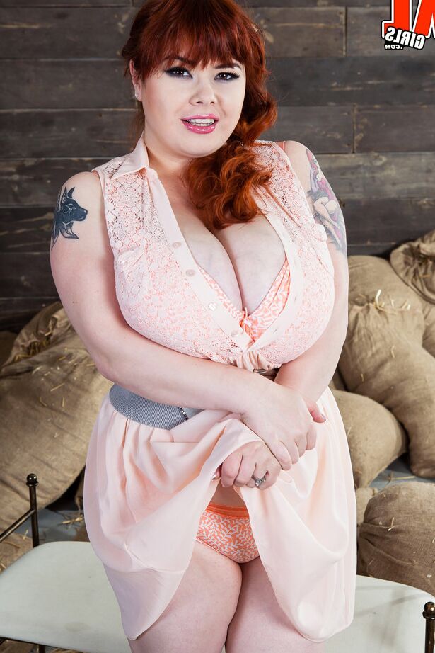 16P Rothaarige BBW Roxanne Miller zieht ihr Kleid aus und masturbiert in der Scheune