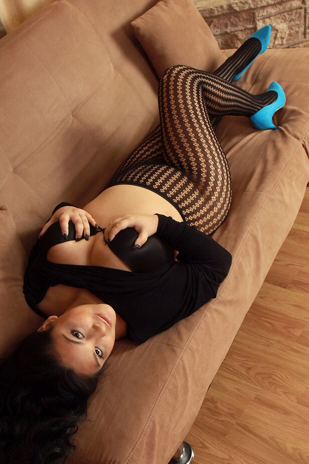 15P Kiki, mais gorda, com mais de 30 anos, remove a meia-calça sexy antes de espalhar seu arbusto úmido