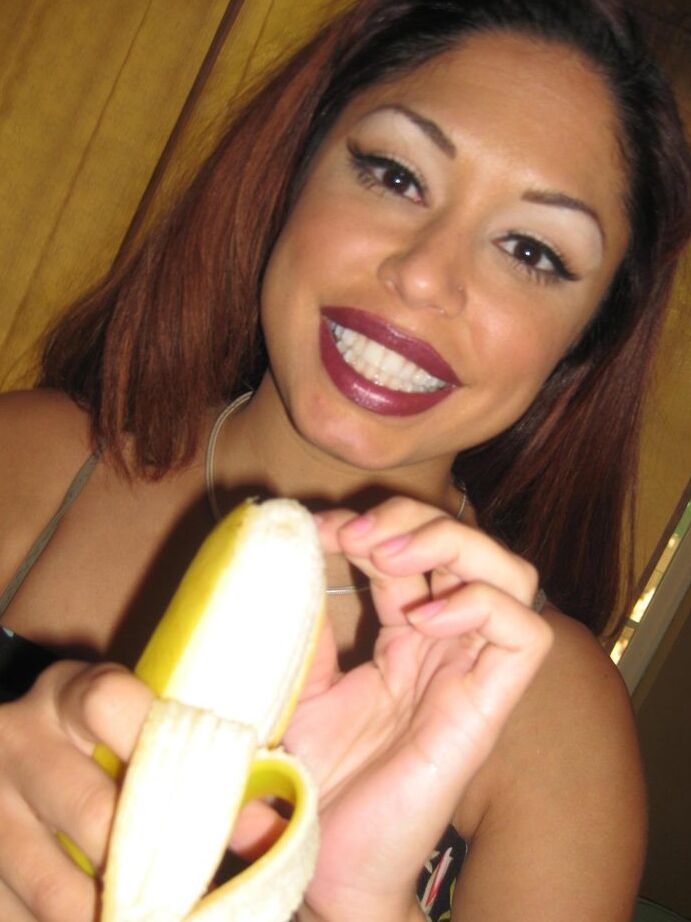 16P A ex-namorada Hellen Cielo mostra seus lindos melões enquanto descasca frutas