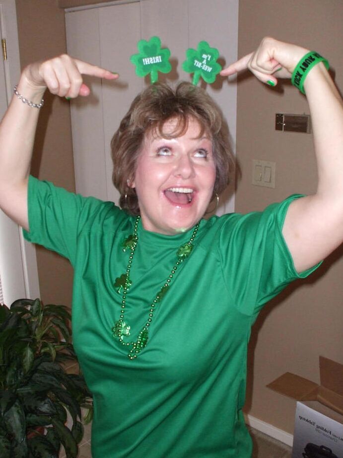 20P La mujer de mediana edad Busty Bliss celebra el día de San Patricio con sexo POV