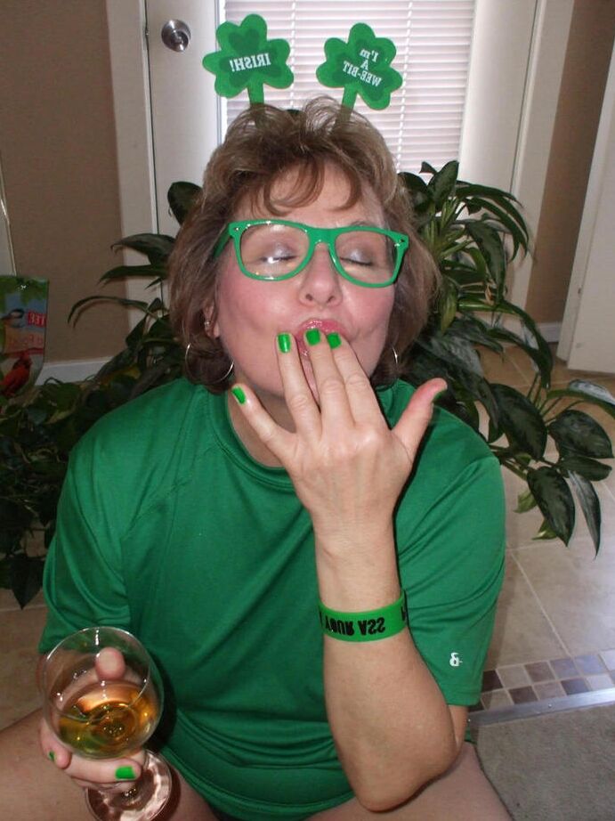20P La mujer de mediana edad Busty Bliss celebra el día de San Patricio con sexo POV