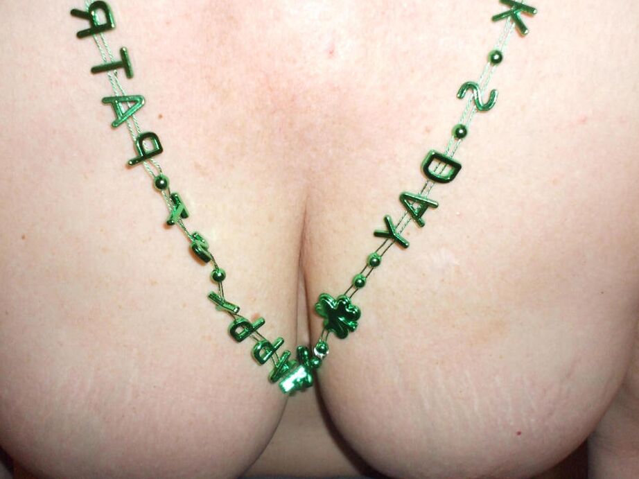 20P La mujer de mediana edad Busty Bliss celebra el día de San Patricio con sexo POV