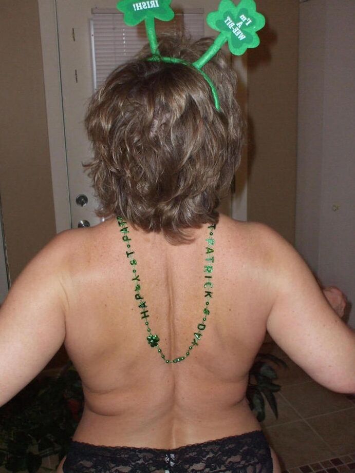 20P La mujer de mediana edad Busty Bliss celebra el día de San Patricio con sexo POV