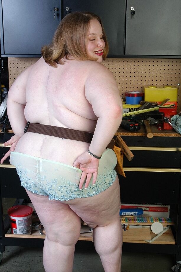 16P Mature with fat forms Shaela plays kinky in her live cam show