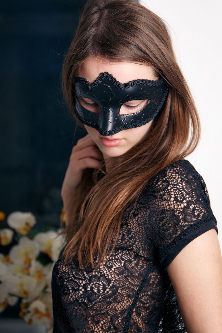 21P Rebeka Ruby, une jeune masquée en bas, masse ses gros seins.