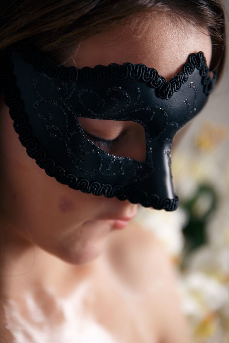 21P Rebeka Ruby, une jeune masquée en bas, masse ses gros seins.