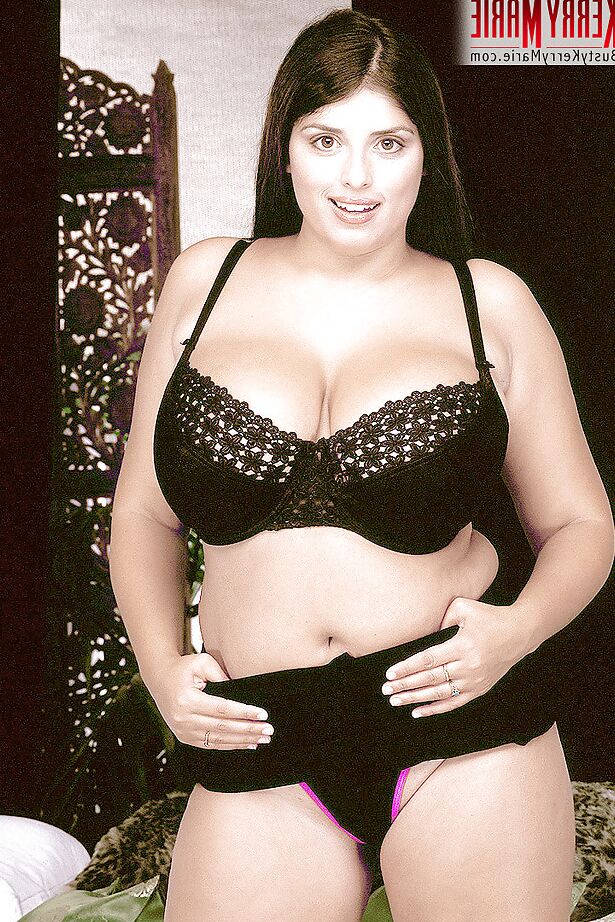 16P BBW pornstar Kerry Marie expondo enormes hooters de MILF e bunda grande