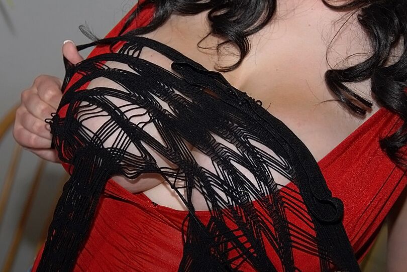 16P A morena peituda Beverly Paige veste meias pretas sensuais