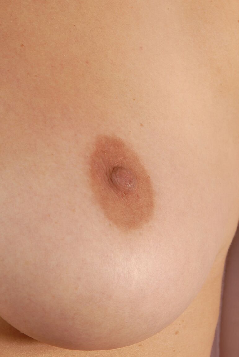 Die 21P brünette tschechische reife Ria Black zeigt ihre schlaffen Brüste und stellt ihren Muff zur Schau