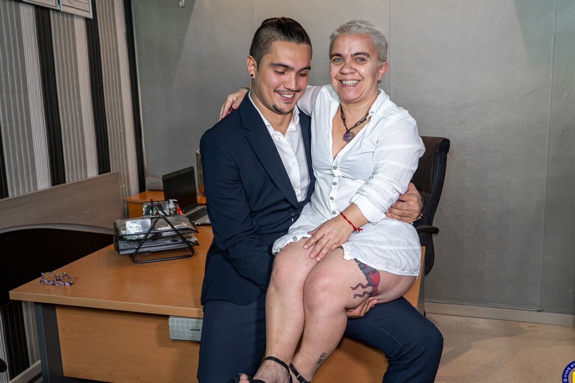 11P La enana mayor Sara One termina en un columpio sexual durante las relaciones sexuales