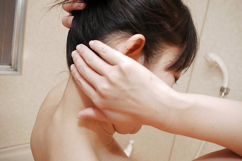 16P Asiático Milf Ayane Ikeuchi dá banho em seu arbusto peludo e bunda
