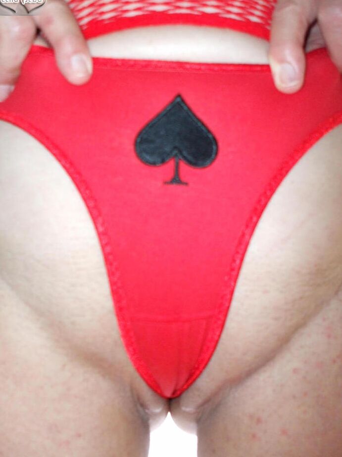 20P Amadora madura Busty Bliss exibe seus seios naturais em um top de malha transparente