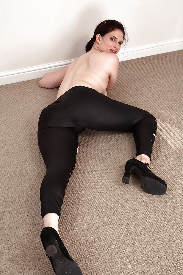 16P Die verführerische europäische Amateur-Milf Brianna Davis ist eine verspielte Schlampe