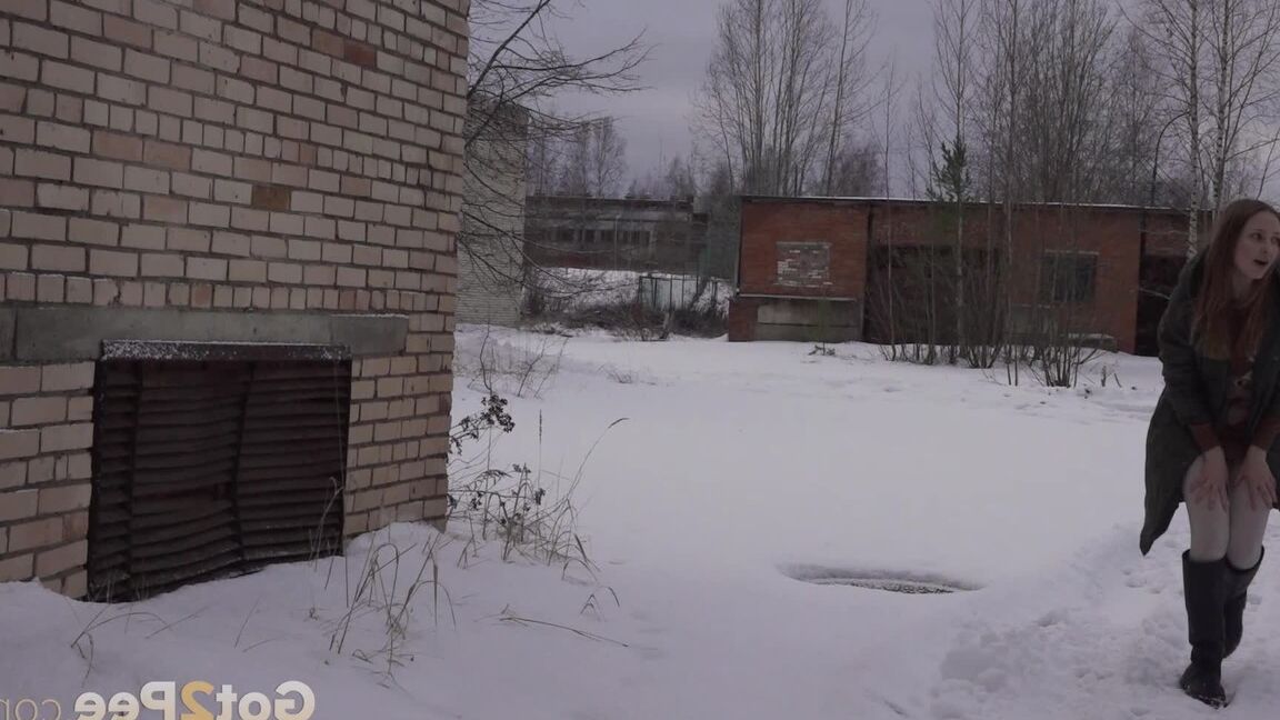 15P ヴァルヤは建物のそばの雪の中で緊急小便をするためにレギンスを下ろします