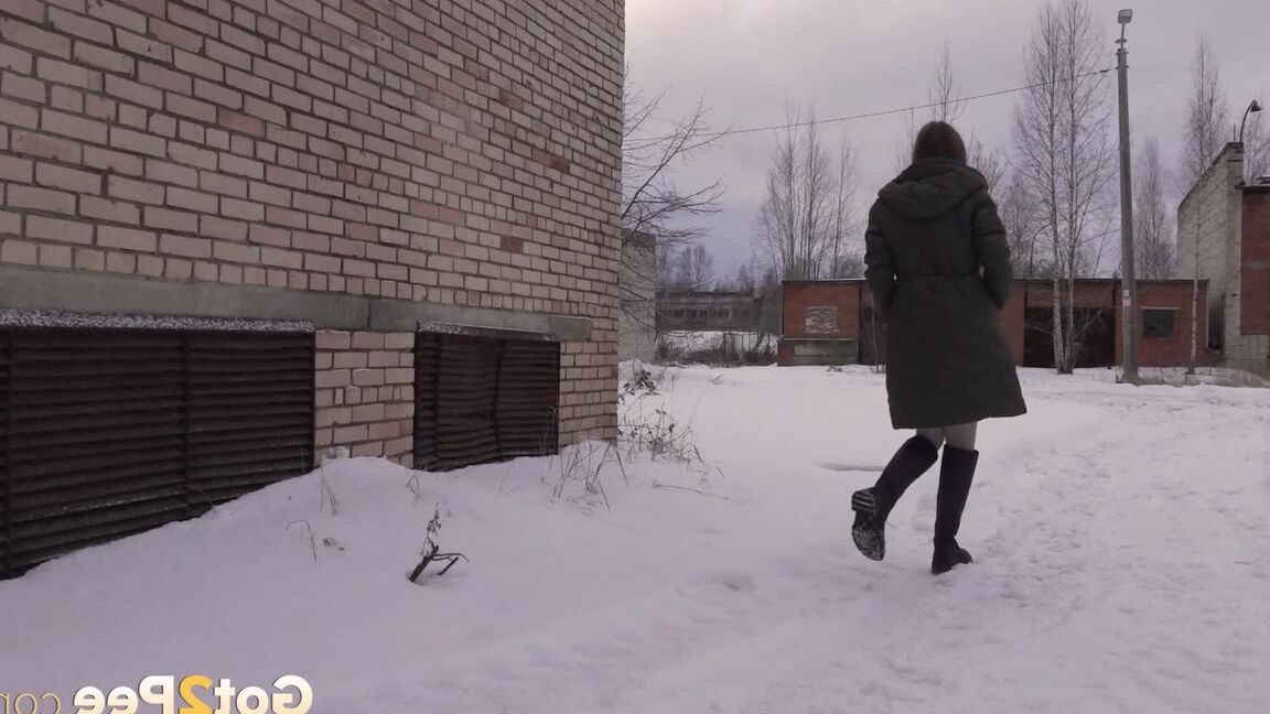 15P ヴァルヤは建物のそばの雪の中で緊急小便をするためにレギンスを下ろします