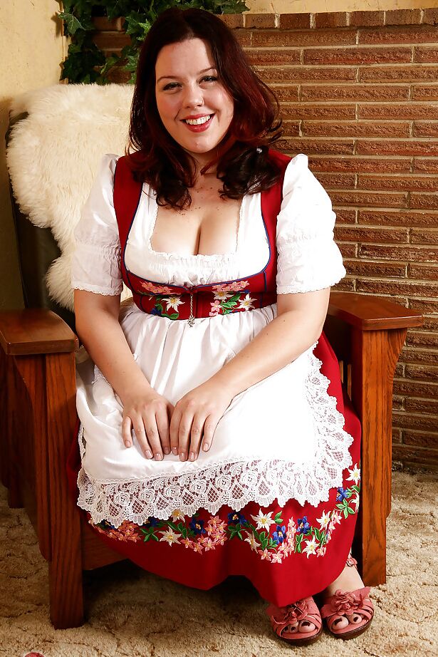16P Morena mayor gorda quitándose el vestido y las bragas para exponer su coño peludo
