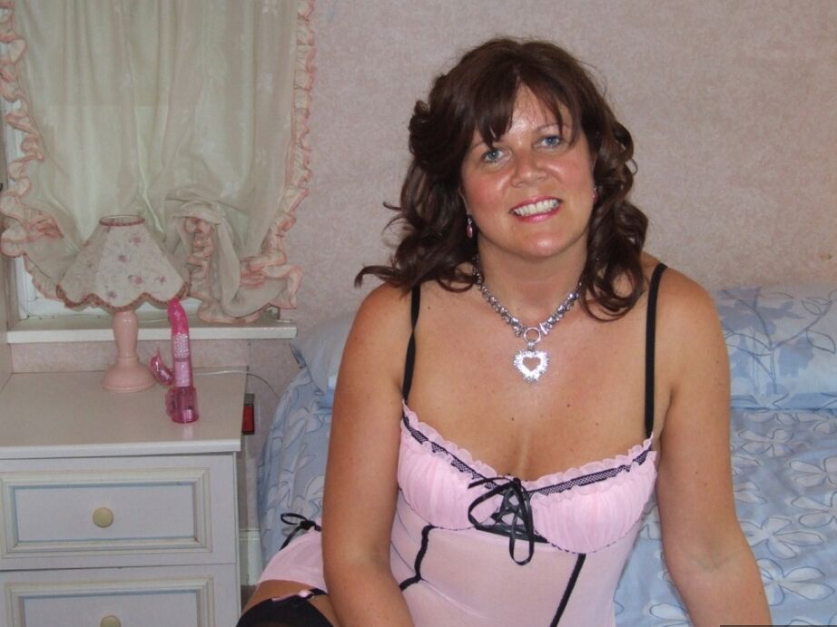 20P Mamá cachonda en lencería súper sexy Sandy se pone en topless y se frota la vagina