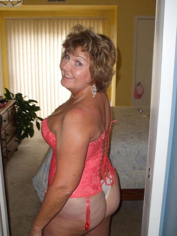 20P A senhora mais velha Busty Bliss libera seus seios naturais do modelador de cintura rosa