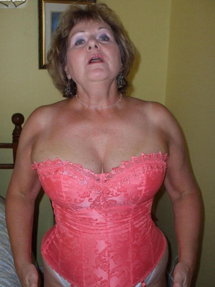 20P A senhora mais velha Busty Bliss libera seus seios naturais do modelador de cintura rosa