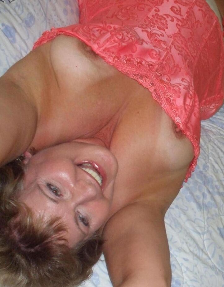 20P A senhora mais velha Busty Bliss libera seus seios naturais do modelador de cintura rosa
