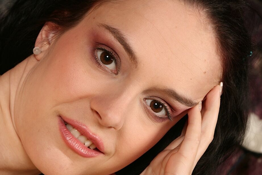 16P милфа-брюнетка Niky Angel показывает красивую украшенную стрингами задницу на высоких каблуках