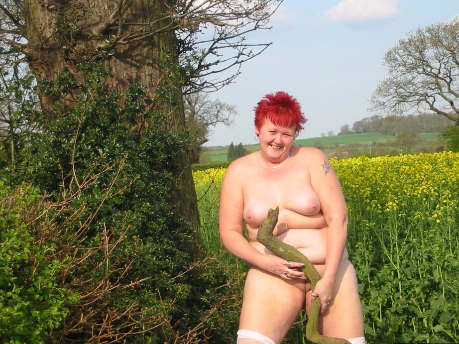 19P Fette Rothaarige macht sich in einer Sammlung von Aktfotos im Freien nackt und frech