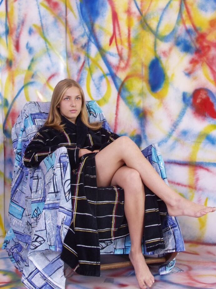 21P A bela adolescente europeia Alina expõe seus seios pequenos enquanto descansa em uma cadeira