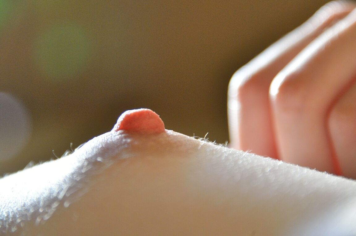 21P A linda adolescente amadora Rachel se masturba com brinquedos e exibe seu corpo pequeno
