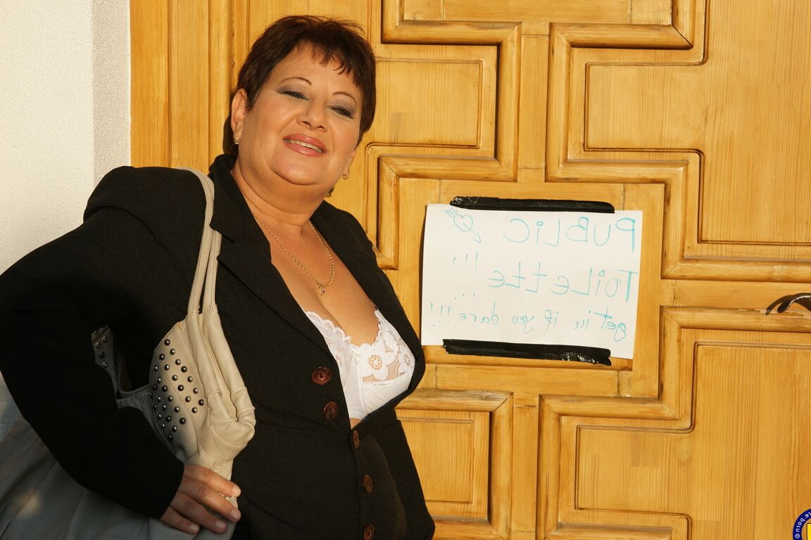 21P Tetona BBW Mariette consigue su culo lamido